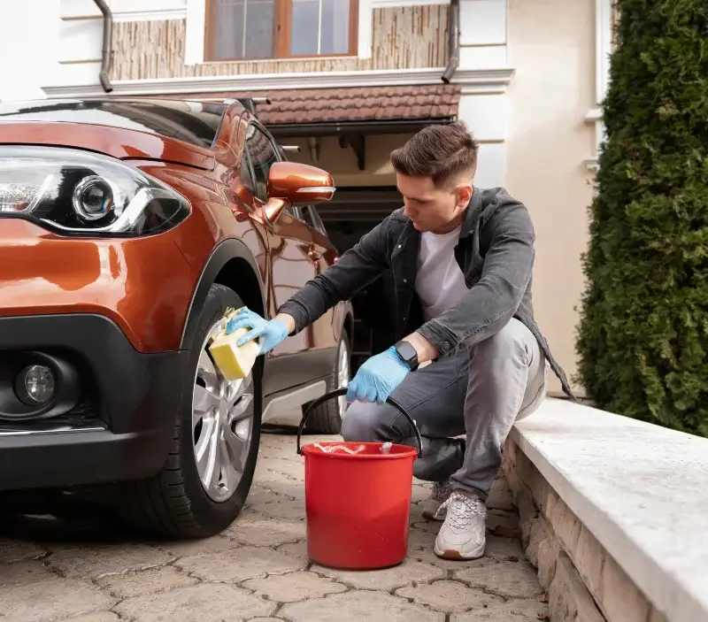 Lavage auto à domicile Wimy : professionnel intervenant sur un véhicule